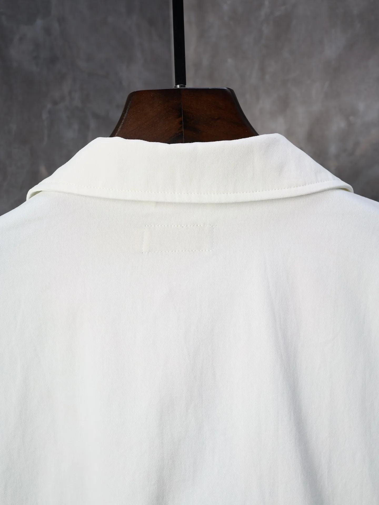 P460 Actual auction] Ralph Lauren/Ralph Lauren blue pony logo embroidered zipper jacket [Ready stock] S M L XL custom cloud velvet white twill cotton, soft and silky, comfortable and skin-friendly. Dressed in pure white, it exudes an innate elegance. The exquisite indigo pony logo is embellished. Fully recognizable. With an atmosphere of freedom and vitality, a symphony of pure and smart colors, and a neat version to reconstruct the classics. Use versatile genes to define modern relaxation. Use imported machine embroidery technology. Use advanced computer control systems and precision mechanical components to achieve iconic pony embroidery operations. High precision. Smooth and delicate lines. Template machine bag opening. Preset templates guide the position, shape and size of the bag opening. Accuracy ensures the quality of the bag opening effect. The hem is made in one go using a three-needle waist stretching machine. The special needle position and feeding mechanism of the machine are used to sew the elastic band and the fabric together in the same process. The three-needle design is more solid. Able to evenly distribute pressure to ensure tight fit between the elastic band and the fabric. Process 4: The fabrics are washed carefully and have a better hand feel. Not easy to deform, not easy to shrink, not easy to fade, and maintain long-term beauty and fit.